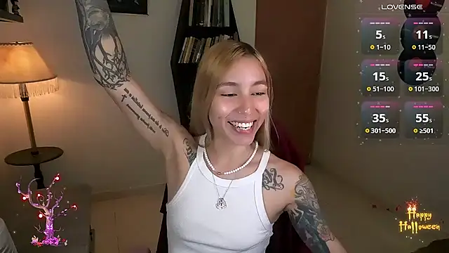 Snapshot of Saucy_Jenn chatting on 10.31.25 Saucy Jenn online show from 10.31.25