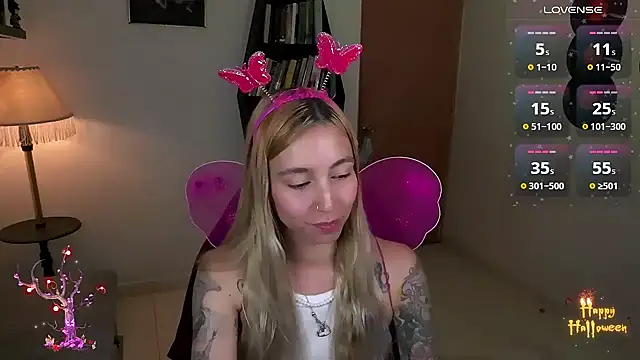 Snapshot of Saucy_Jenn chatting on 11.01.25 Saucy Jenn online show from 11.01.25