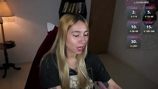 Snapshot of Saucy_Jenn chatting on 11.09.25 Saucy Jenn online show from 11.09.25