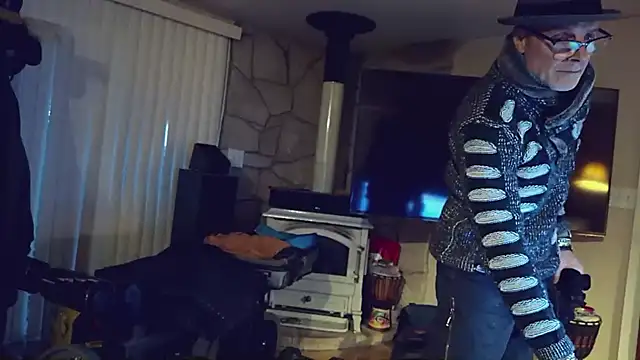 Snapshot of MoonDancer chatting on 12.02.25 MoonDancer online show from 12.02.25