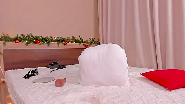 Snapshot of SweetLady697 chatting on 12.14.24 SweetLady697 online show from 12.14.24