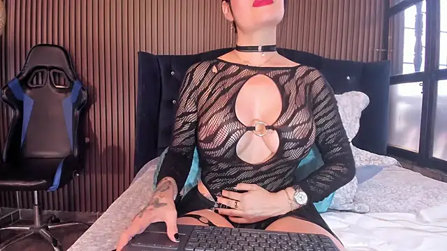 Snapshot of JuliaDawson_ chatting on 10.08.25 JuliaDawson online show from 10.08.25