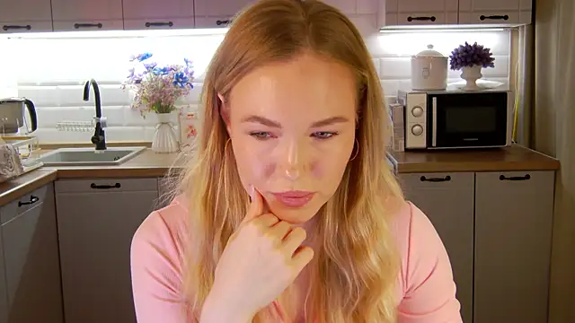 Snapshot of Veronika_Mitchel chatting on 10.19.25 Veronika Mitchel online show from 10.19.25