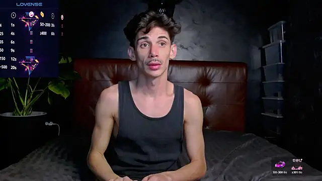 Snapshot of DanielCrush1 chatting on 11.04.25 DanielCrush1 online show from 11.04.25