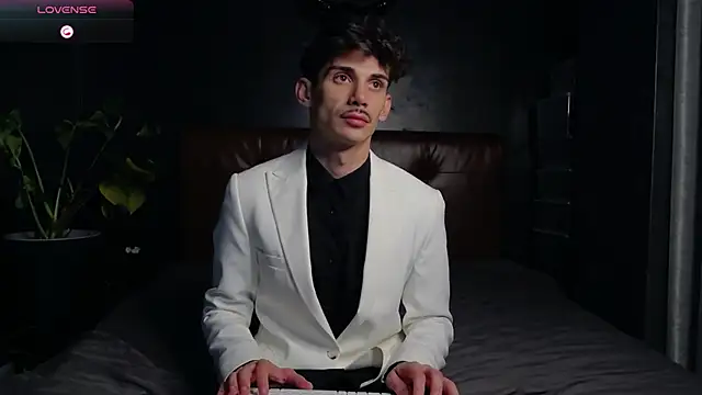 Snapshot of DanielCrush1 chatting on 11.10.25 DanielCrush1 online show from 11.10.25