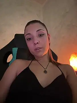 Snapshot of KarlaLuar_ chatting on 10.20.25 KarlaLuar online show from 10.20.25