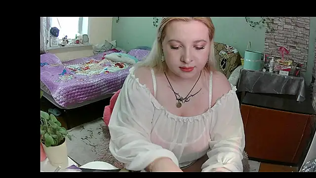 Snapshot of caramel_maria chatting on 10.26.25 caramel maria online show from 10.26.25