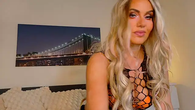 Tinkerbell822 online show from 10.27.25