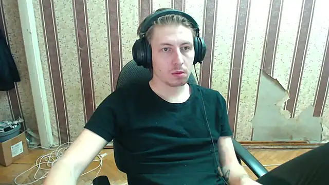 Snapshot of darienlarge chatting on 10.04.25 darienlarge online show from 10.04.25