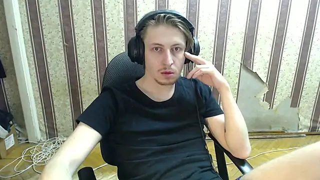 Snapshot of darienlarge chatting on 10.10.25 darienlarge online show from 10.10.25