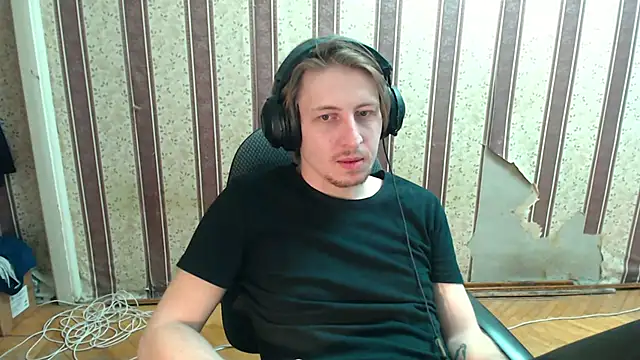 Snapshot of darienlarge chatting on 10.11.25 darienlarge online show from 10.11.25