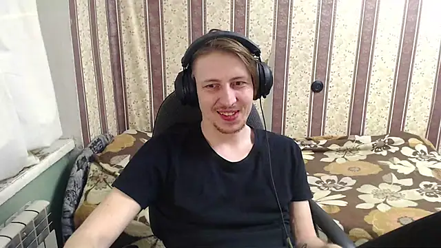 Snapshot of darienlarge chatting on 10.11.25 darienlarge online show from 10.11.25