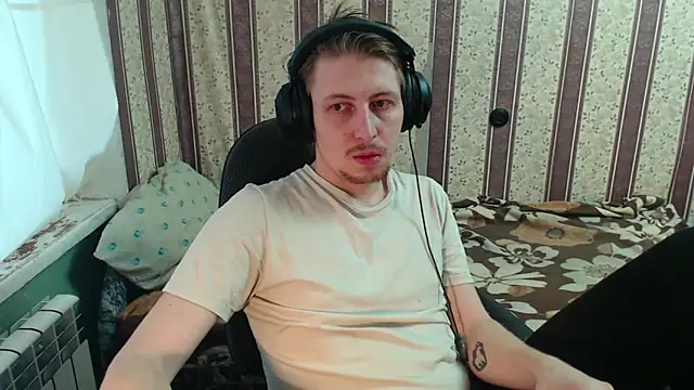 Snapshot of darienlarge chatting on 10.16.25 darienlarge online show from 10.16.25