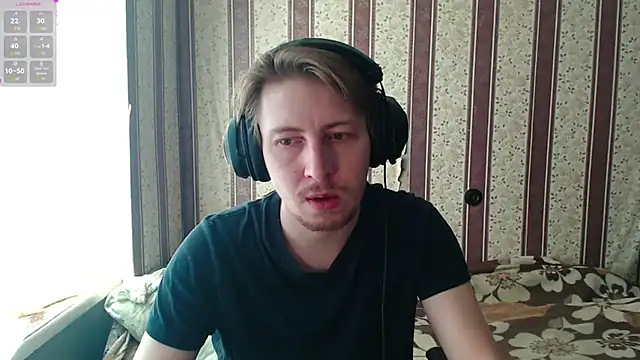 Snapshot of darienlarge chatting on 10.17.25 darienlarge online show from 10.17.25