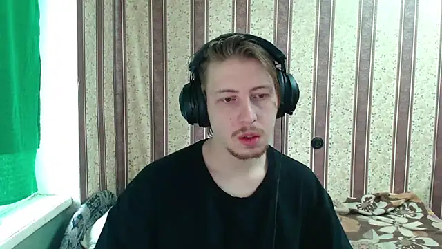 Snapshot of darienlarge chatting on 10.20.25 darienlarge online show from 10.20.25