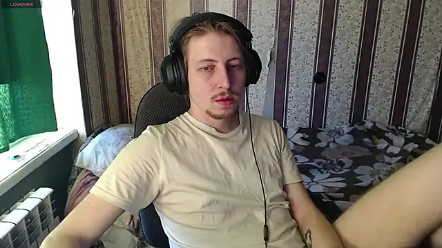 Snapshot of darienlarge chatting on 10.21.25 darienlarge online show from 10.21.25