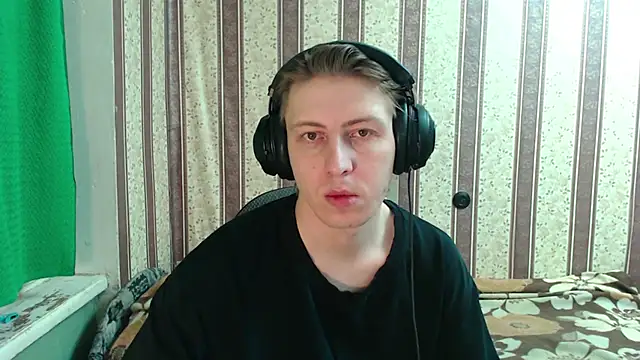 Snapshot of darienlarge chatting on 10.22.25 darienlarge online show from 10.22.25