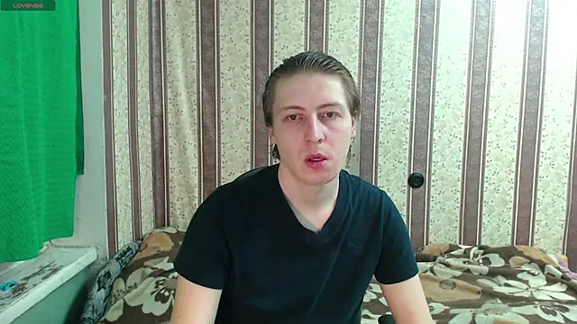 Snapshot of darienlarge chatting on 10.22.25 darienlarge online show from 10.22.25