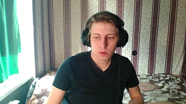 Snapshot of darienlarge chatting on 10.23.25 darienlarge online show from 10.23.25