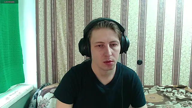 Snapshot of darienlarge chatting on 10.24.25 darienlarge online show from 10.24.25