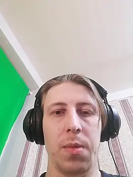 Snapshot of darienlarge chatting on 10.25.25 darienlarge online show from 10.25.25