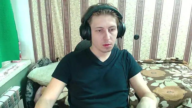 Snapshot of darienlarge chatting on 10.26.25 darienlarge online show from 10.26.25