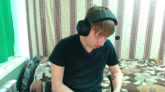 Snapshot of darienlarge chatting on 10.27.25 darienlarge online show from 10.27.25