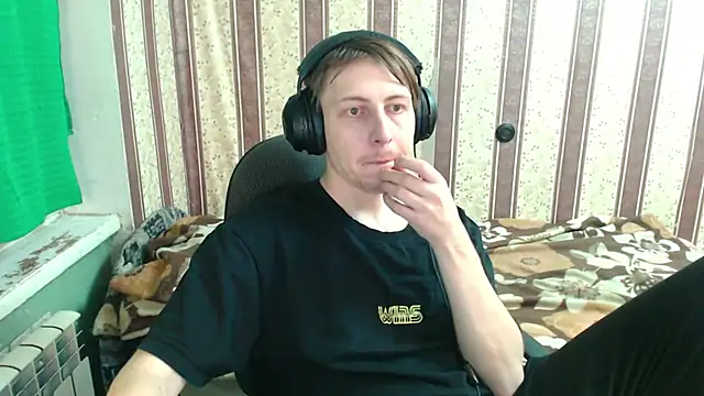 Snapshot of darienlarge chatting on 10.29.25 darienlarge online show from 10.29.25