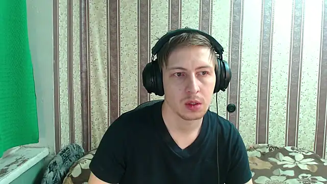 Snapshot of darienlarge chatting on 10.31.25 darienlarge online show from 10.31.25