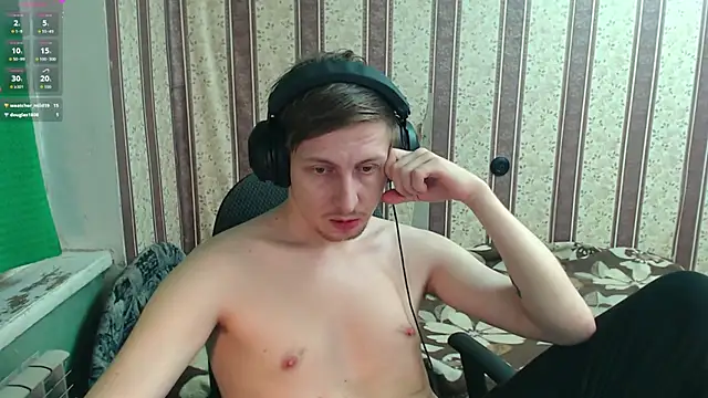 Snapshot of darienlarge chatting on 10.31.25 darienlarge online show from 10.31.25