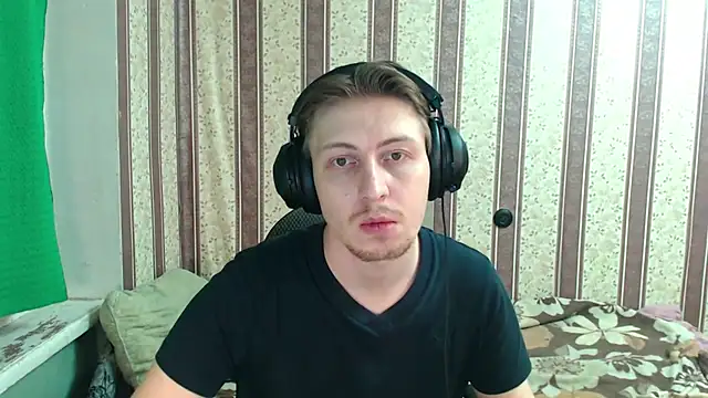 Snapshot of darienlarge chatting on 11.05.25 darienlarge online show from 11.05.25