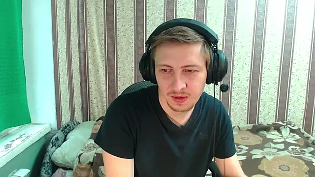 Snapshot of darienlarge chatting on 11.06.25 darienlarge online show from 11.06.25