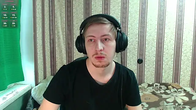 Snapshot of darienlarge chatting on 11.11.25 darienlarge online show from 11.11.25