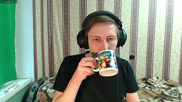 Snapshot of darienlarge chatting on 11.13.25 darienlarge online show from 11.13.25