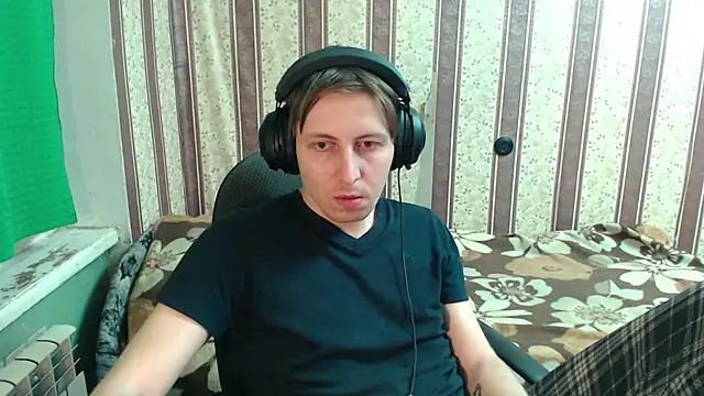 Snapshot of darienlarge chatting on 11.16.25 darienlarge online show from 11.16.25