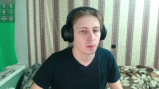 Snapshot of darienlarge chatting on 11.17.25 darienlarge online show from 11.17.25