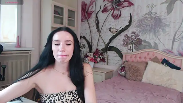 Snapshot of AliciaBow chatting on 10.08.25 AliciaBow online show from 10.08.25