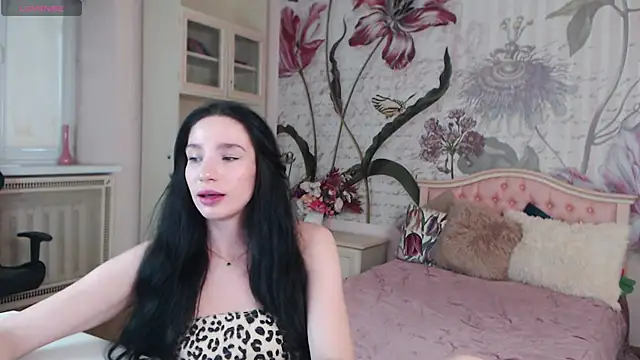 Snapshot of AliciaBow chatting on 10.11.25 AliciaBow online show from 10.11.25