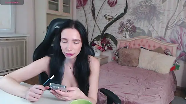 Snapshot of AliciaBow chatting on 11.02.25 AliciaBow online show from 11.02.25