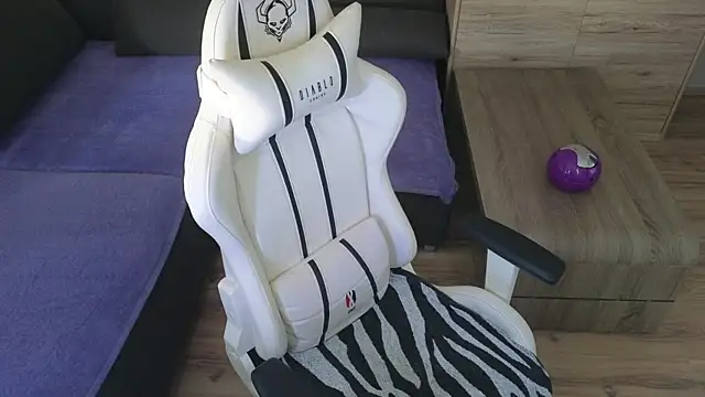 Snapshot of MolligSpielle chatting on 09.30.25 MolligSpielle online show from 09.30.25