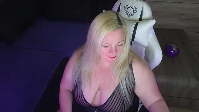 Snapshot of MolligSpielle chatting on 10.02.25 MolligSpielle online show from 10.02.25