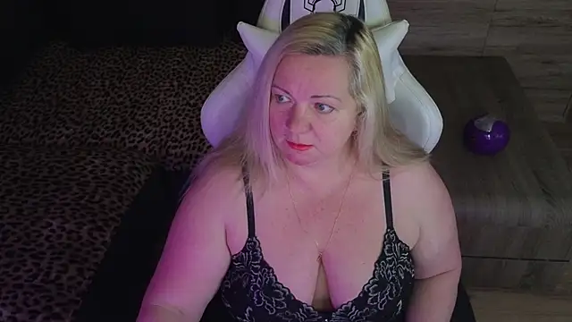 Snapshot of MolligSpielle chatting on 10.28.25 MolligSpielle online show from 10.28.25