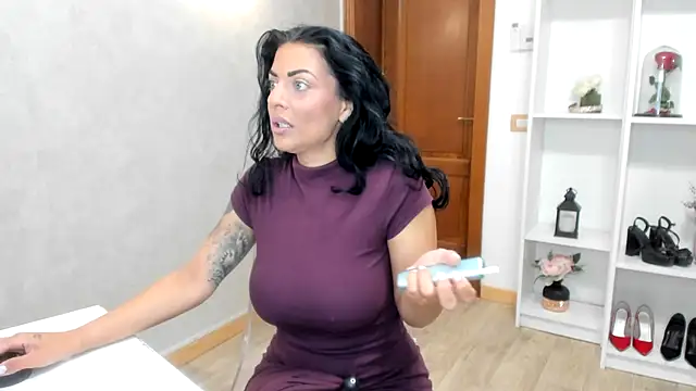 Snapshot of ElisaBaxter chatting on 10.04.25 ElisaBaxter online show from 10.04.25