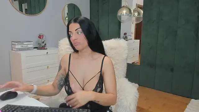 Snapshot of ElisaBaxter chatting on 11.01.25 ElisaBaxter online show from 11.01.25