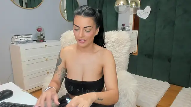 Snapshot of ElisaBaxter chatting on 11.11.25 ElisaBaxter online show from 11.11.25