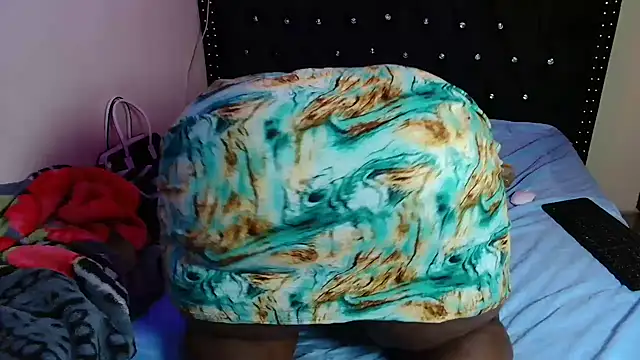 Toomuchbooty33 online show from 12.16.25