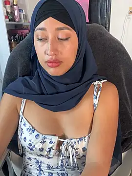 Snapshot of adila_anich chatting on 09.25.25 adila anich online show from 09.25.25