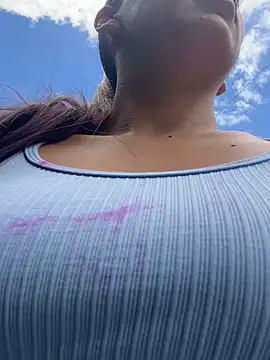 Snapshot of adila_anich chatting on 09.29.25 adila anich online show from 09.29.25