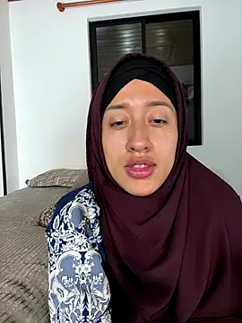 Snapshot of adila_anich chatting on 11.20.25 adila anich online show from 11.20.25