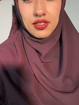 Snapshot of adila_anich chatting on 11.25.25 adila anich online show from 11.25.25